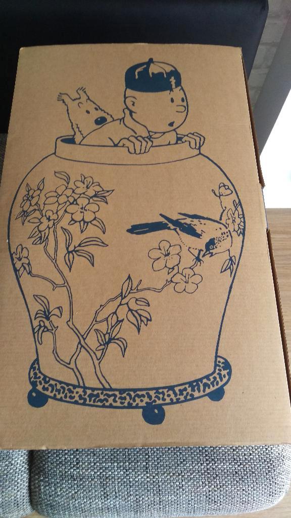 KUIFJE GROTE BLAUWE LOTUSVAAS 44CM STRENG NEGEN B/C, Verzamelen, Stripfiguren, Nieuw, Beeldje of Figuurtje, Kuifje, Ophalen of Verzenden