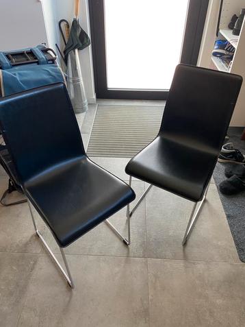 2 identieke stoelen