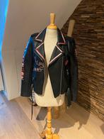 Jacket leder look met rode letters en tekening smal medium, Ophalen of Verzenden, Gedragen