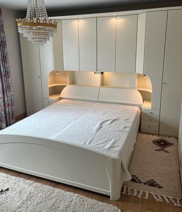 Slaapkamer met veel kasten beschikbaar voor biedingen