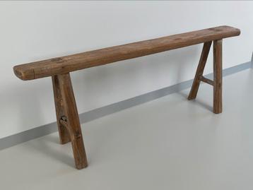 Prachtig vintage bankje uit verweerd olmhout beschikbaar voor biedingen
