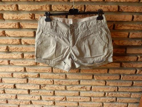 (2)- short femme t.42 kaki - clockhouse -, Kleding | Dames, Broeken en Pantalons, Zo goed als nieuw, Maat 42/44 (L), Groen, Kort