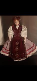 Poupée en porcelaine années 60 - habit folklorique hongrois, Ophalen, Zo goed als nieuw, Pop