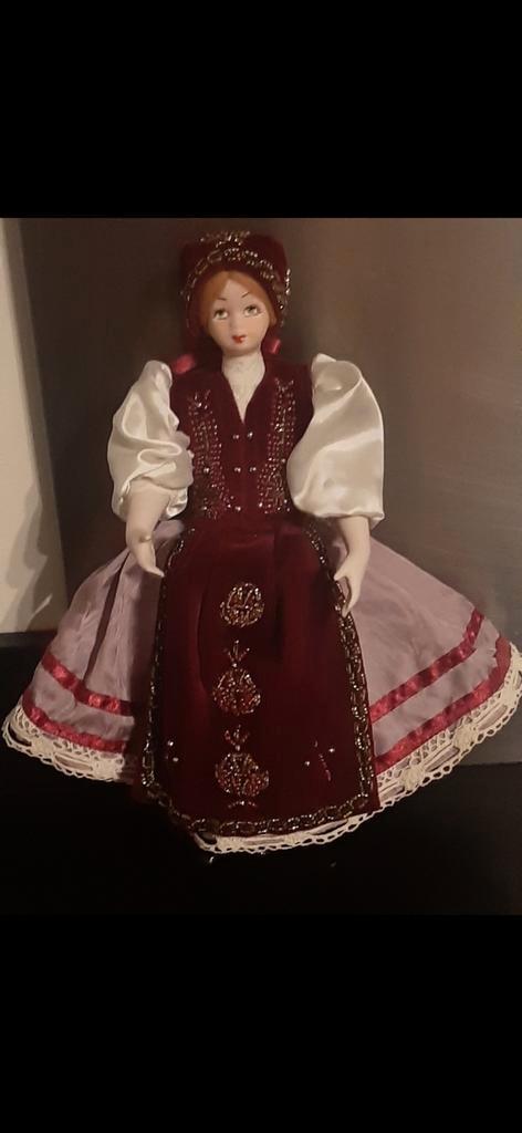 Poupée en porcelaine années 60 - habit folklorique hongrois, Verzamelen, Poppen, Zo goed als nieuw, Pop, Ophalen