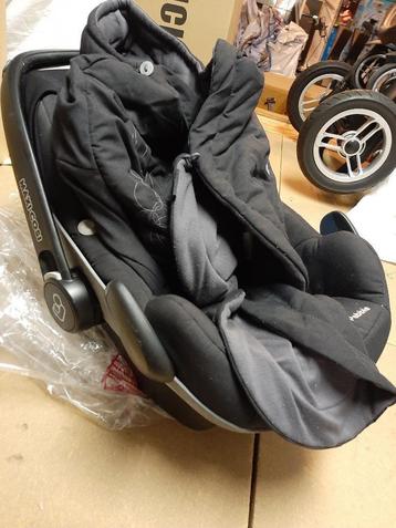 maxi cosy pebbles easyfix beschikbaar voor biedingen