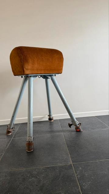 Vintage turnbok beschikbaar voor biedingen