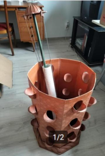 Aardbeientoren beschikbaar voor biedingen