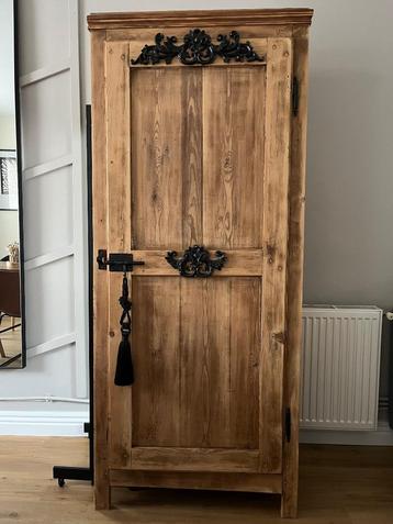 Armoire en bois disponible aux enchères