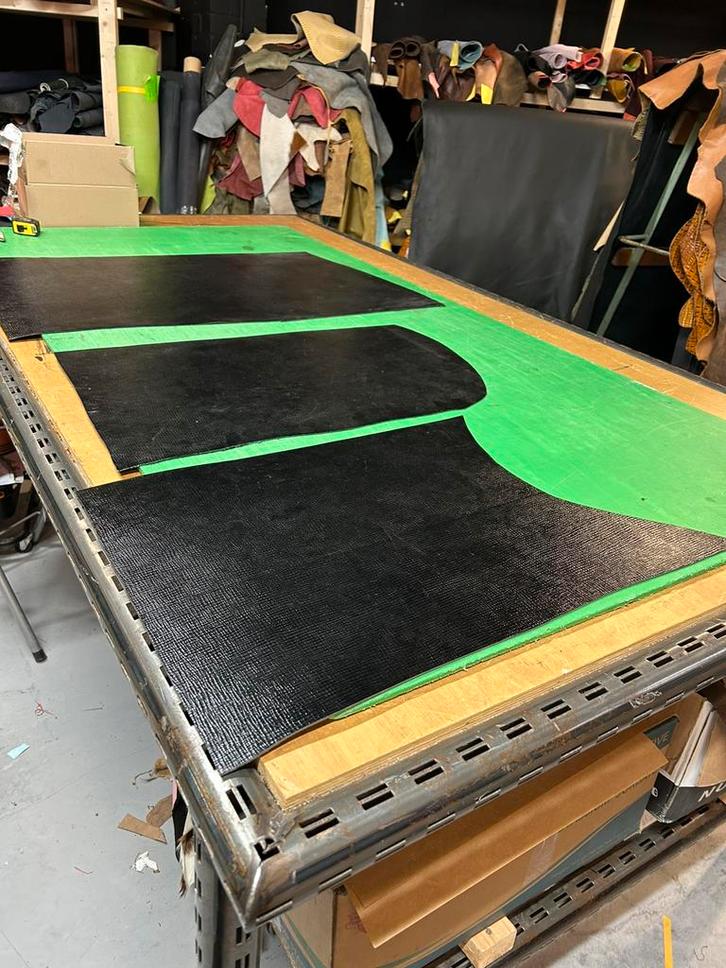 3 zwarte glans en geprint tuigleer lappen 2 mm half soepel, Hobby en Vrije tijd, Stoffen en Lappen, Zo goed als nieuw, Ophalen of Verzenden