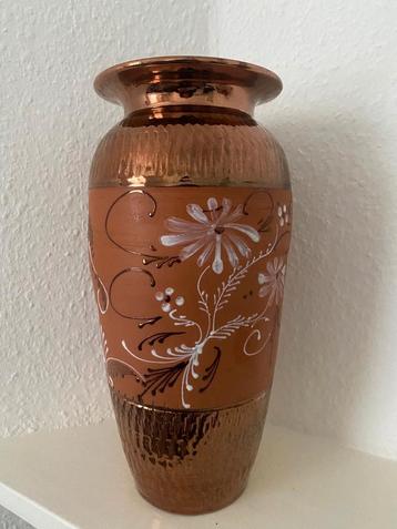 Handgemaakte vaas beschikbaar voor biedingen