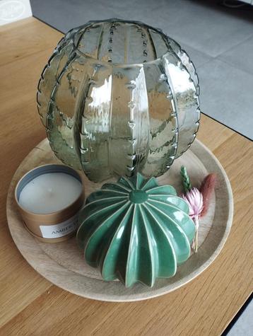 Schaal met decoratie erop beschikbaar voor biedingen