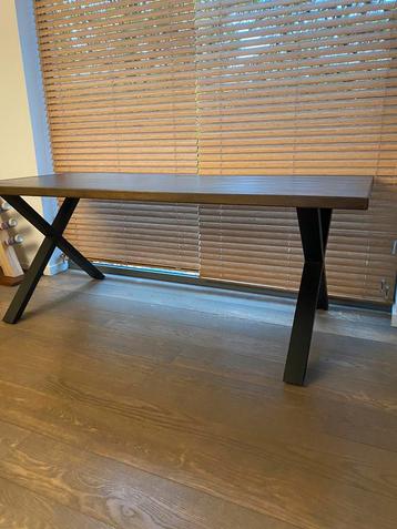 Houten eettafel / bureau met metalen onderstel / poten beschikbaar voor biedingen