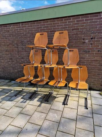 9 vintage stapelbare school-atelier stoelen goede conditie beschikbaar voor biedingen