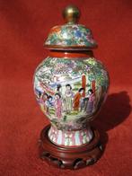 Chinese urn vaas op mooie houtstandaard, Enlèvement
