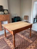 Une table sur roulettes et 4 chaises en bois avec coussins, Enlèvement