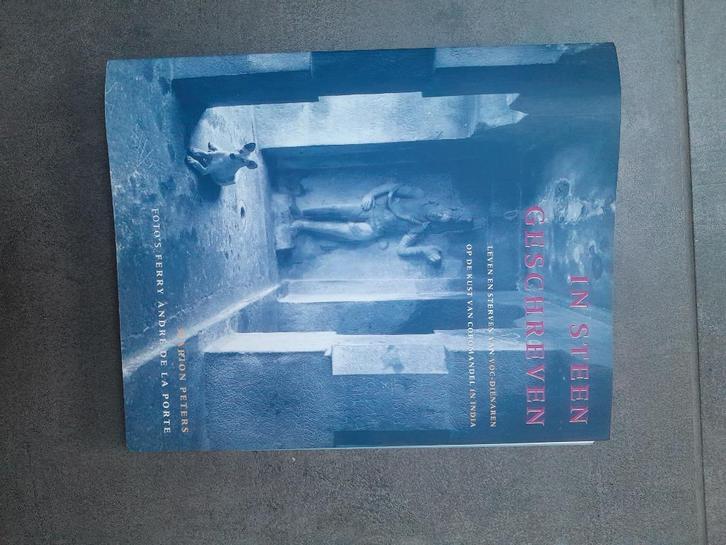 In Steen Geschreven (leven en dood van de VOC-dienaar), Boeken, Geschiedenis | Wereld, Gelezen, Azië, 17e en 18e eeuw, Ophalen