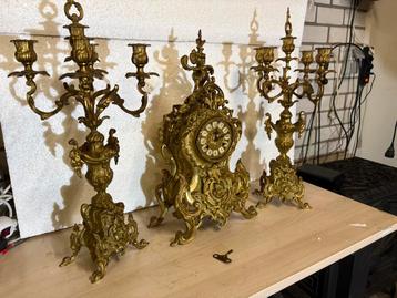 Zeer mooie antieke schouwklok met 2 kandelaars beschikbaar voor biedingen