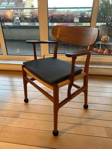 Hans J. Wegner dining table and chairs beschikbaar voor biedingen