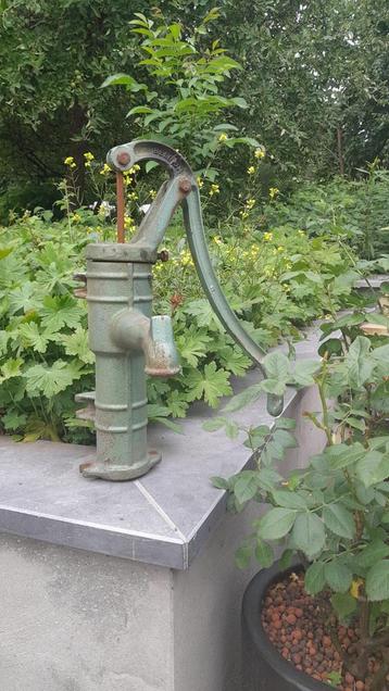 Antieke gietijzeren waterpomp decoratie beschikbaar voor biedingen