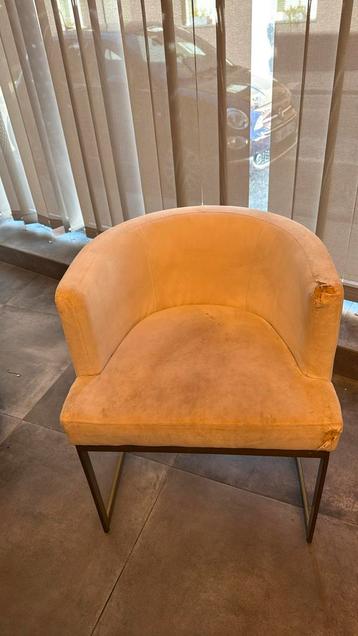 Witte fauteuil beschikbaar voor biedingen