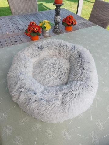 Een mooi nieuw rond honden of poezen mandje 65 cm door snede beschikbaar voor biedingen