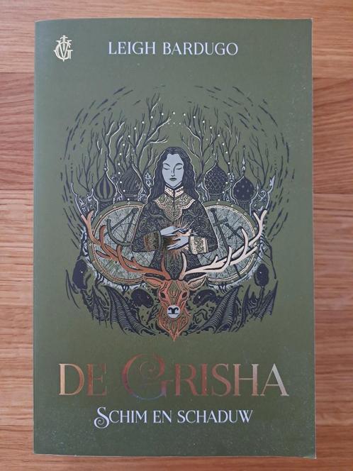 Leigh Bardugo - De Grisha. Schim en schaduw, Boeken, Kinderboeken | Jeugd | 13 jaar en ouder, Zo goed als nieuw, Ophalen of Verzenden