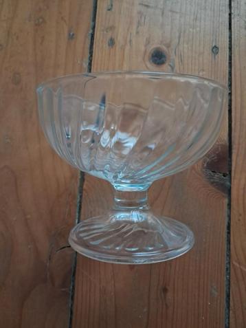 Ijscoupes glas met opbergbak beschikbaar voor biedingen