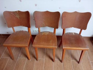 Vintage houten stoelen beschikbaar voor biedingen