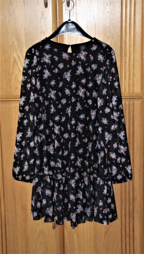 Zwarte meisjesjurk met bloemen XS, Kinderen en Baby's, Kinderkleding | Maat 152, Zo goed als nieuw, Meisje, Jurk of Rok, Ophalen of Verzenden