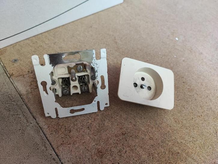 Stopcontact Niko, PR20, Doe-het-zelf en Bouw, Elektriciteit en Kabels, Stopcontact, Ophalen