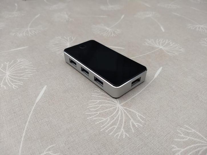 USB 3.0 hub 4 poorten, Computers en Software, Dockingstations, Zo goed als nieuw, USB-hub, Ophalen of Verzenden