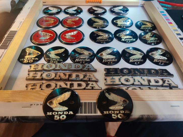 Honda emblemen c110 ss50 cd50 c320 cs50 ts50 tt50 c310 cz100, Motoren, Onderdelen | Honda, Gebruikt, Ophalen of Verzenden