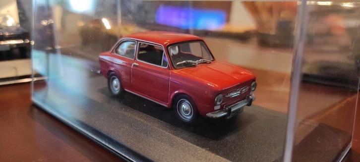 Fiat 850 1964 rood 1:43 in vitrinedoosje, Hobby en Vrije tijd, Modelauto's | 1:43, Nieuw, Ophalen of Verzenden