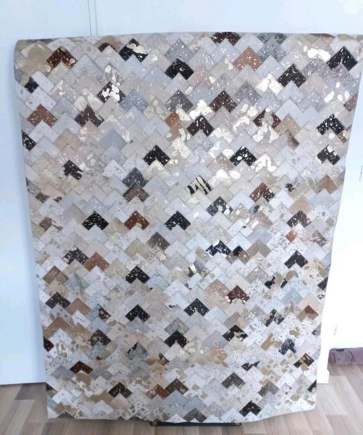 Tapijt 120 x 180 koeienhuid met goudeffect nieuw, Huis en Inrichting, Stoffering | Tapijten en Vloerkleden, Nieuw, 150 tot 200 cm