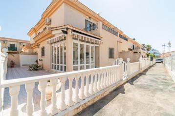 Mediterrane hoekwoning bij La Zenia Boulevard Playa Flamenca beschikbaar voor biedingen