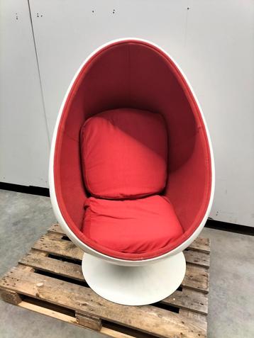 Vintage egg chair beschikbaar voor biedingen