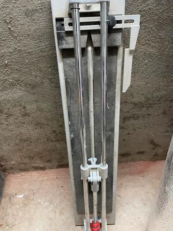 Tegelsnijder beschikbaar voor biedingen