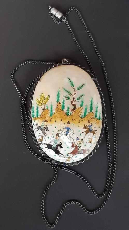 Een zeer mooie en unieke Parelmoer hanger met de hand beschi, Handtassen en Accessoires, Kettingen, Ophalen of Verzenden