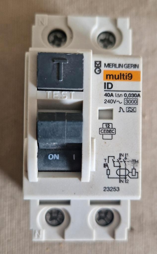 Merlin gerin Verliesstroomschakelaar 2-polig 40A 30mA, Doe-het-zelf en Bouw, Elektriciteit en Kabels, Zo goed als nieuw, Schakelaar