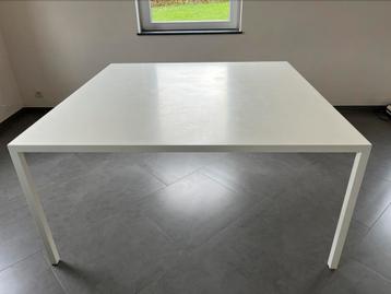 Table carrée blanche 150 x 150 cm MDF Italia Tense disponible aux enchères