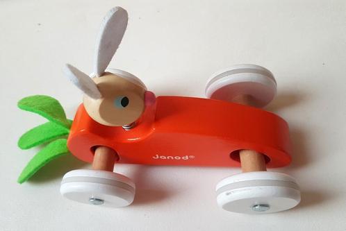Plan Toys - Lapin au voiture de course