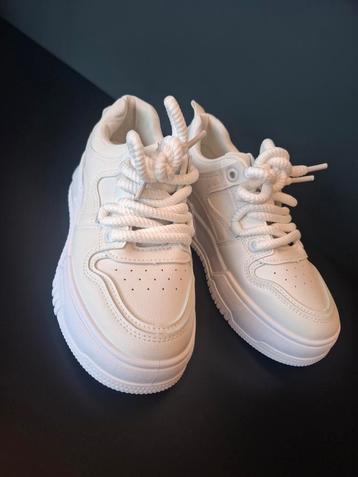 Negen witte sneakers 37 beschikbaar voor biedingen