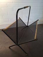 Stijl Matégot. Jaren 50 krantebak magazine metaal en messing, Huis en Inrichting, Woonaccessoires | Krantenbakken en Lectuurbakken