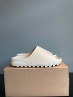 Adidas Yeezy Slide “Bone” 43 EU, Nieuw, Adidas Yeezy, Slippers, Ophalen of Verzenden