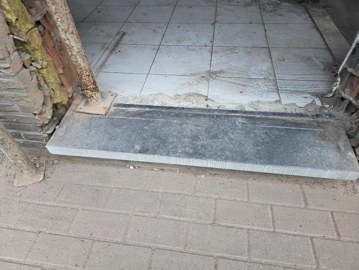 VERSCHILLENDE DORPELS IN BLAUWE HARDSTEEN, Doe-het-zelf en Bouw, Raamkozijnen en Schuifdeuren, Gebruikt, Overige typen, Overige materialen