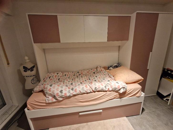 Eenpersoonsbed met kleerkast, Huis en Inrichting, Slaapkamer | Matrassen en Bedbodems, Zo goed als nieuw, Ophalen of Verzenden