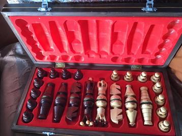 Schaakspel houten vouwbord en mooie houten schaakstukken beschikbaar voor biedingen