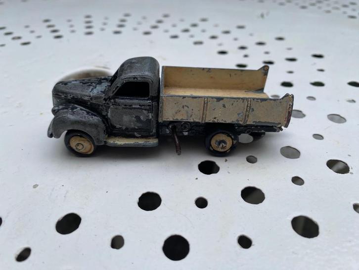 Dinky Toys Studebaker zwart-beige kiepwagen 1/43 1950?, Hobby en Vrije tijd, Modelauto's | 1:43, Gebruikt, Bus of Vrachtwagen