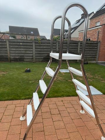 Zwembadladder beschikbaar voor biedingen