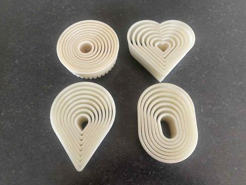 kunststof uitstekers - 4 vormen in verschillende groottes, Hobby en Vrije tijd, Taarten en Cupcakes maken, Gebruikt, Versiering